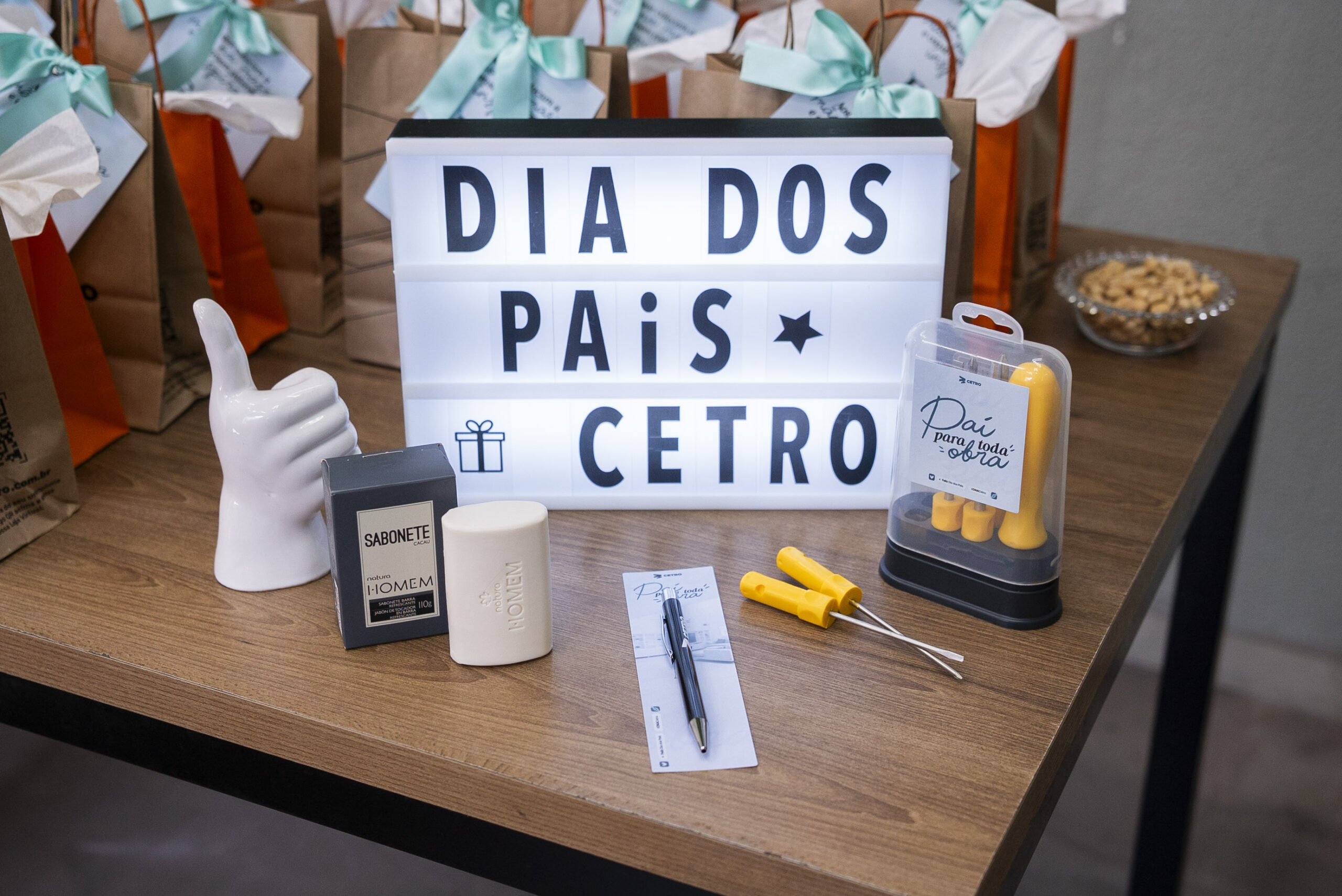 Fotografia da decoração, dos presentes de Dia dos Pais e dos colaboradores Cetro.