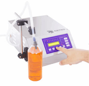 Fotografias da Envasadora de Líquidos e da Rotuladora Semiautomática com Datador da Cetro, como exemplo de máquinas para body splash.