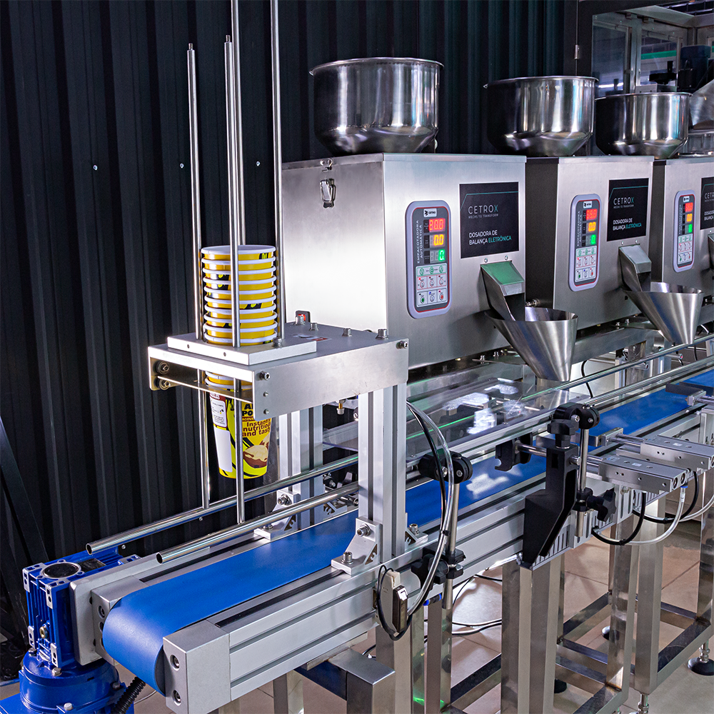Fotografias da Dosadora e Seladora Automática de Copos com 5 Estações de Dosagem para Grãos e Pós CADM VA2-100 W3-100 da CetroX e de sua operação.