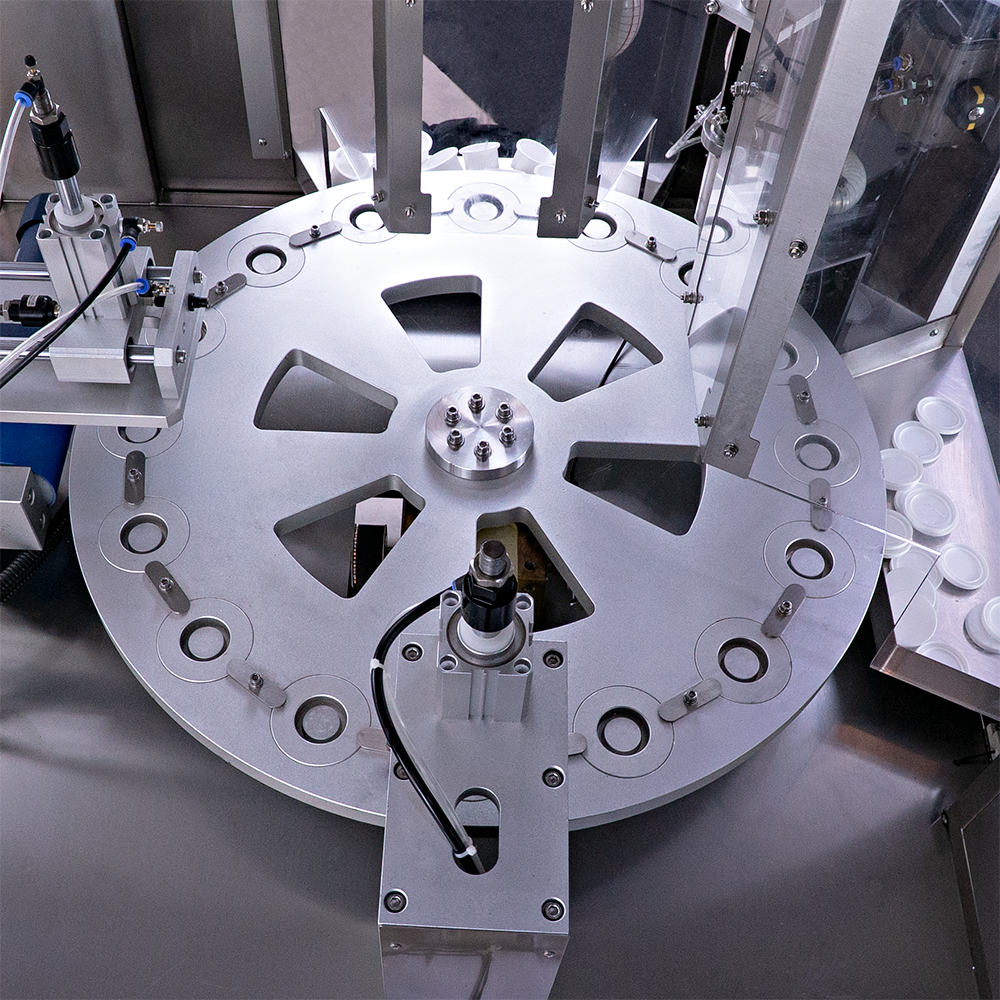 Fotografias da Envasadora Rotativa com Aplicadora de Tampas por Pressão para Frascos Personalizados de Gel para Unhas CAFM NGB R.