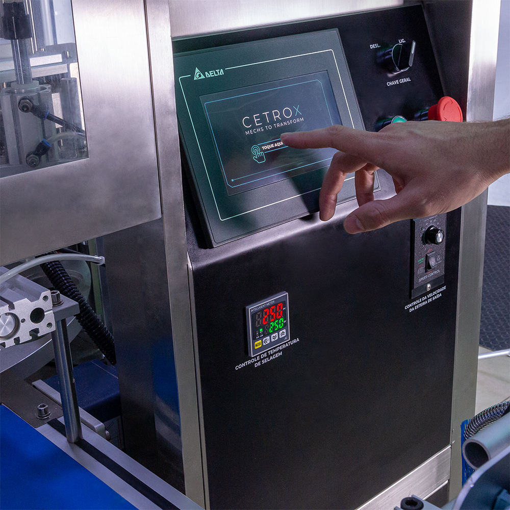 Fotografias da Dosadora e Seladora Automática de Copos com 5 Estações de Dosagem para Grãos e Pós CADM VA2-100 W3-100 da CetroX e seu painel de controle.