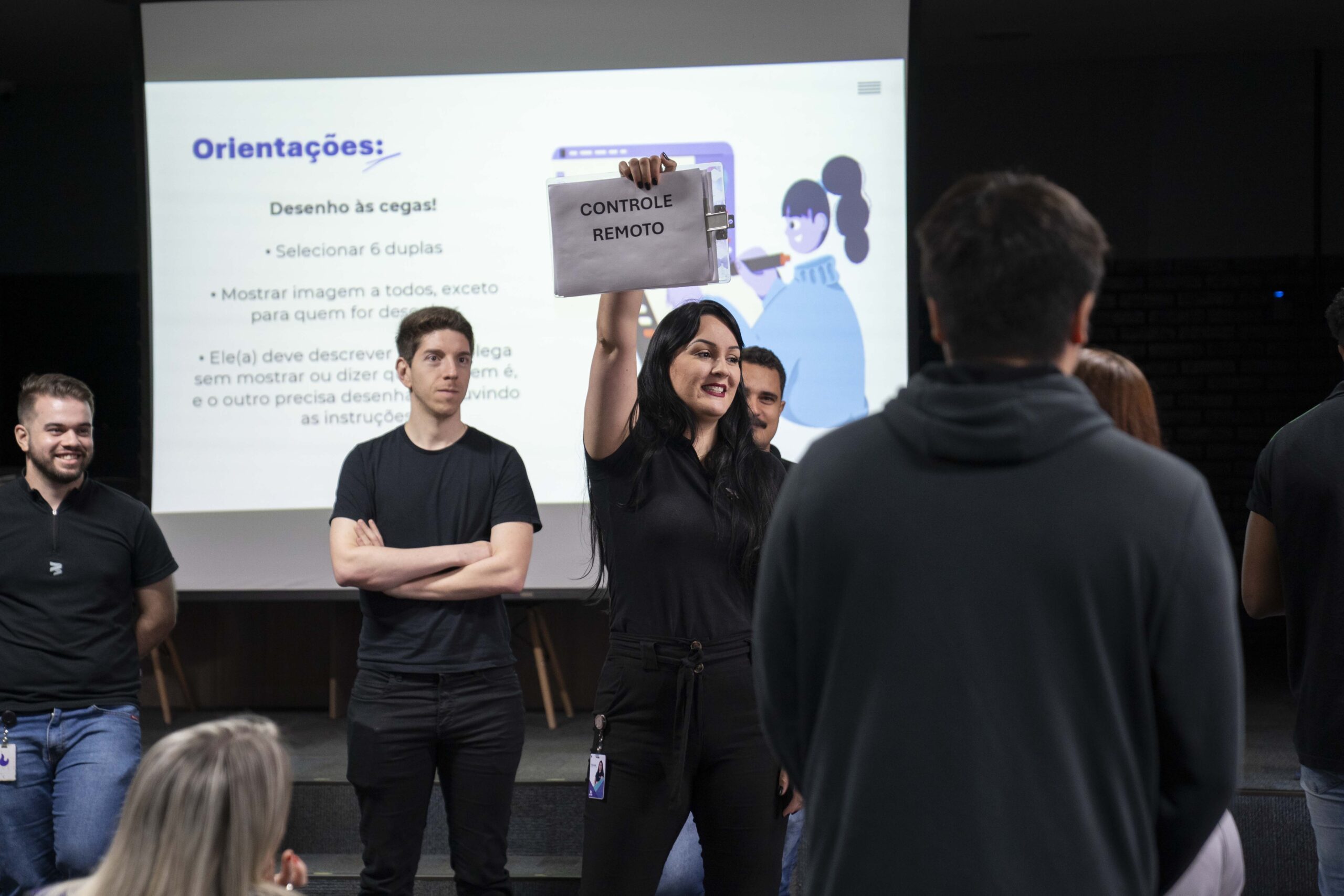 Fotografias da dinâmica e das colaboradoras que conduziram o treinamento com a Equipe Cetro.