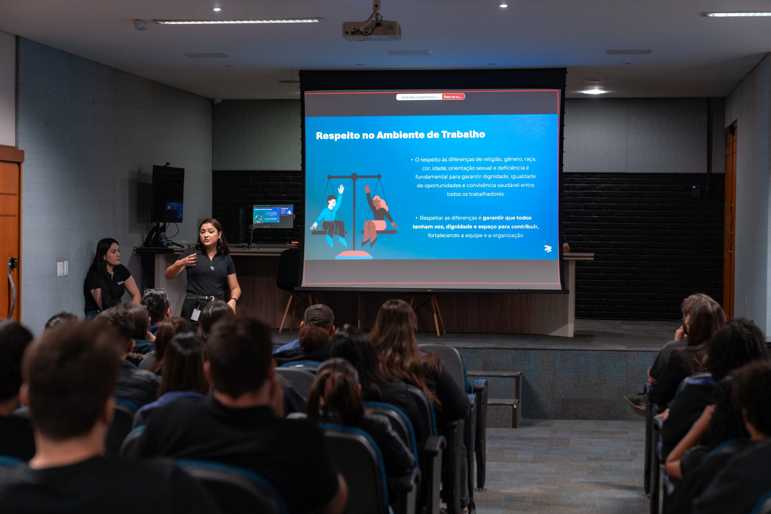 Fotografias da palestrante durante o diálogo de conscientização e das Equipes CIPA 2025 e Gente e Gestão.
