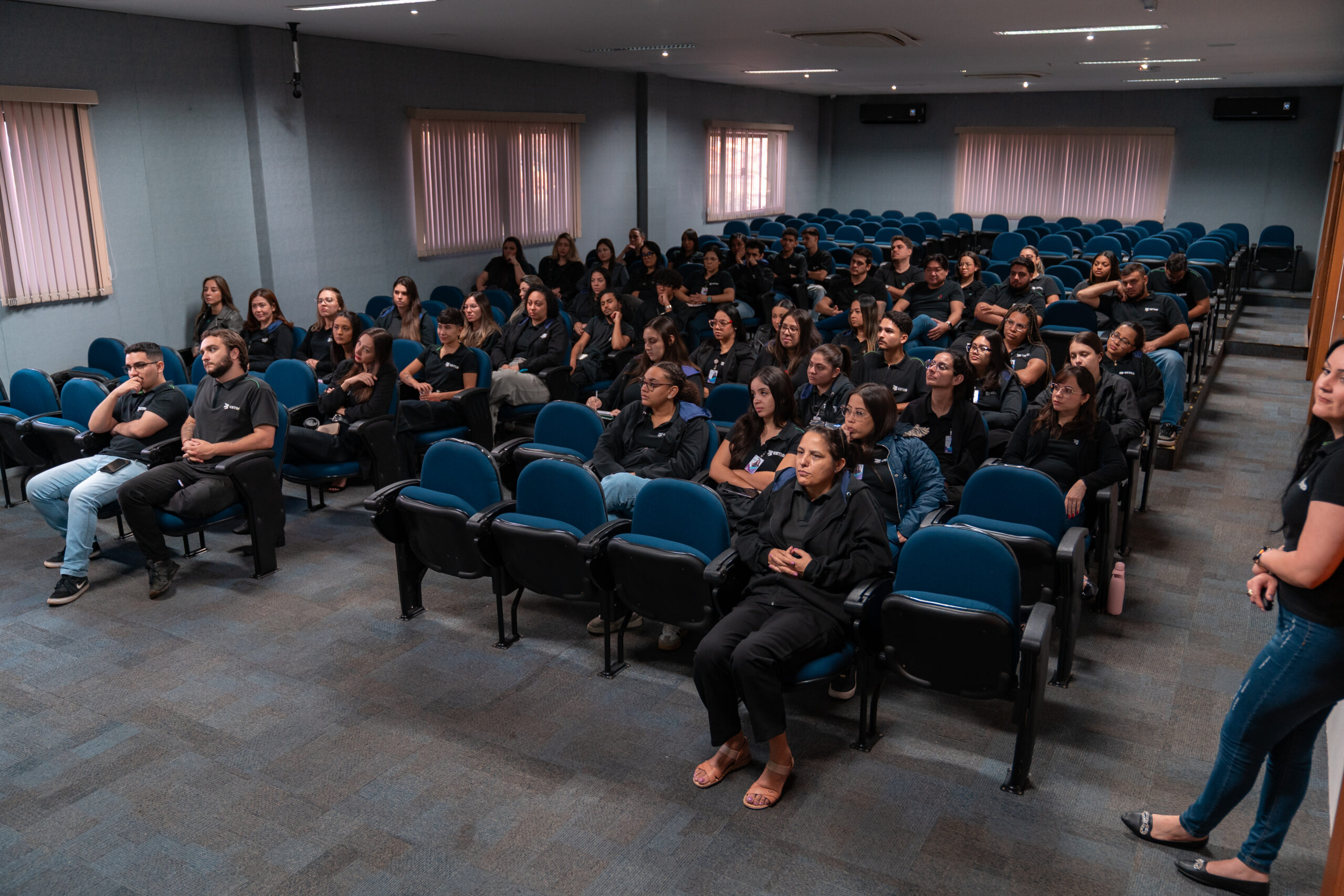 Fotografias de um membro da CIPA explicando sobre a temática da palestra.