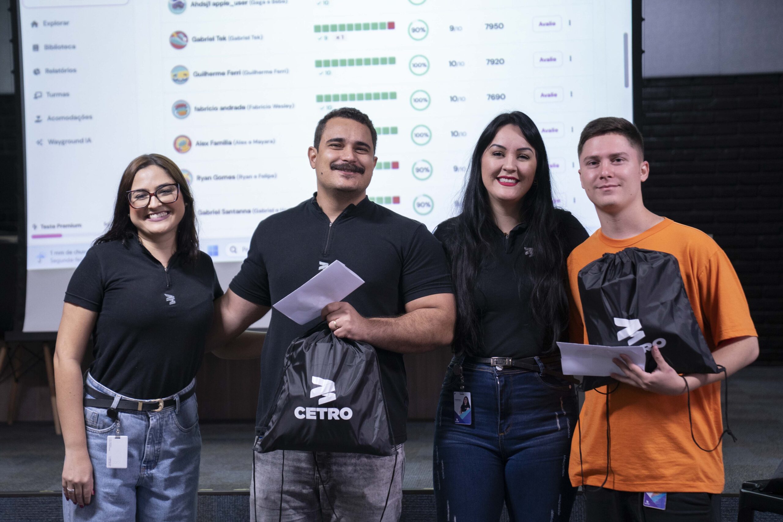 Fotografia dos colaboradores que se destacaram nas dinâmicas e do café da manhã realizado no encerramento do treinamento.