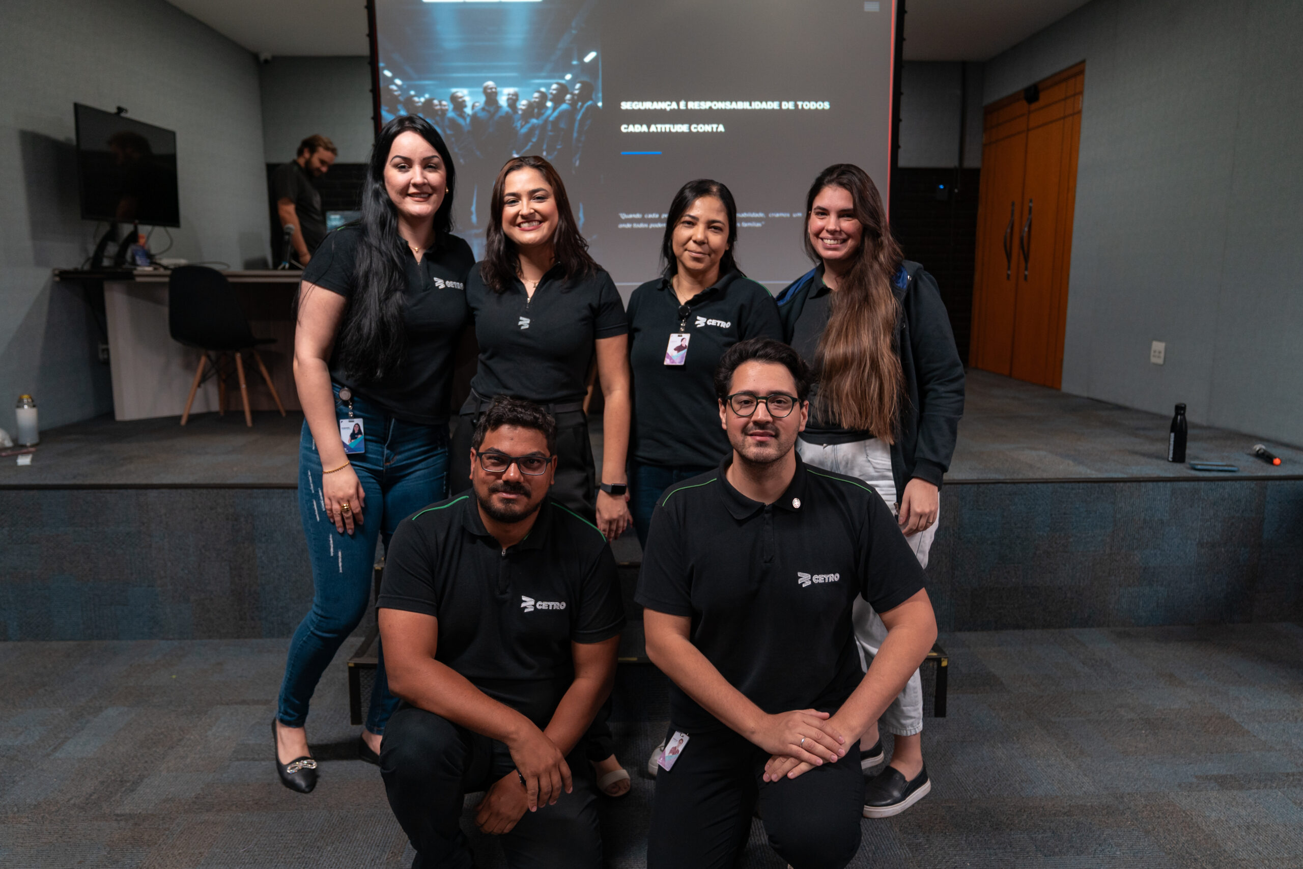 Fotografias da palestrante durante o diálogo de conscientização e das Equipes CIPA 2025 e Gente e Gestão.