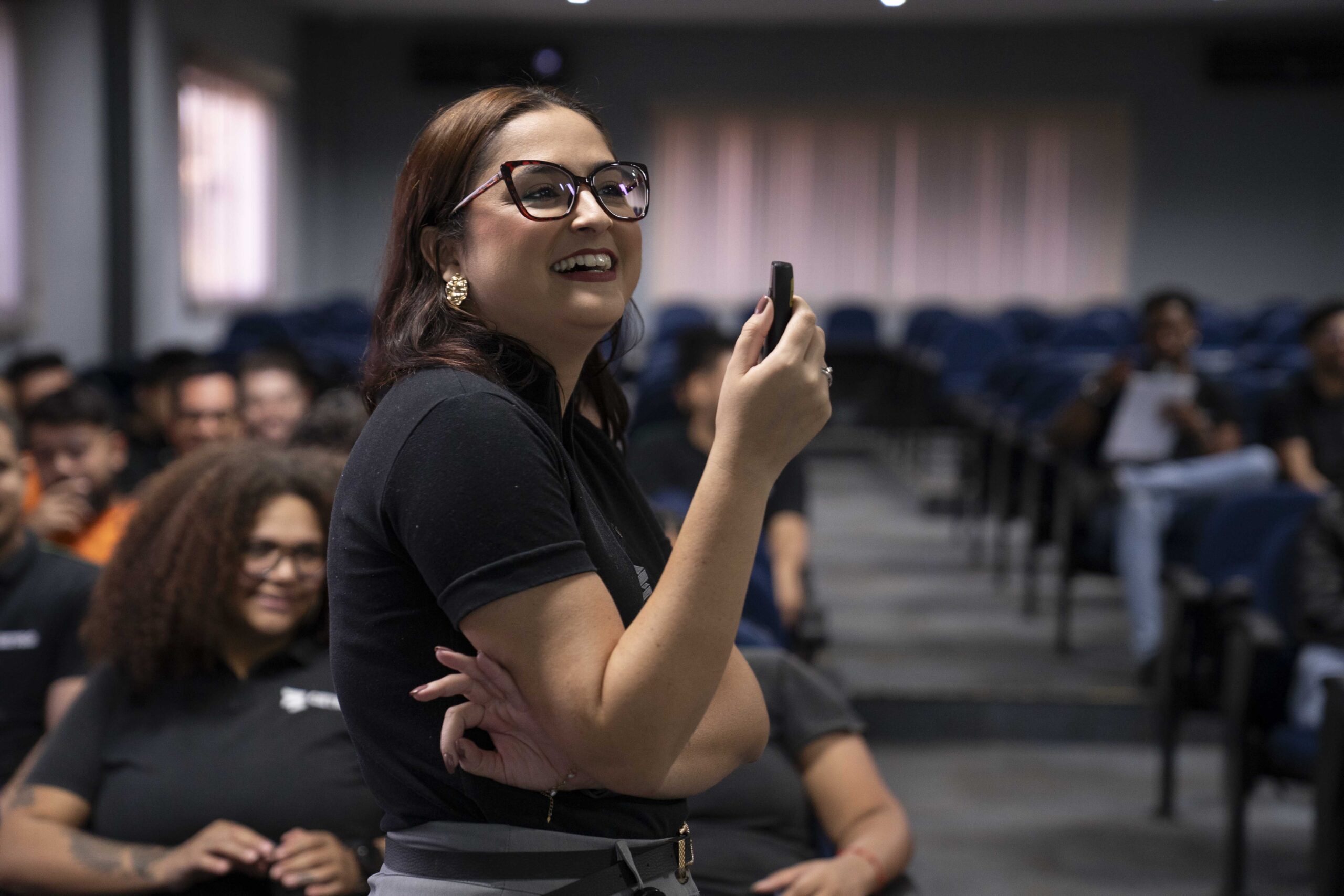 Fotografia das dinâmicas e dos colaboradores assistindo aos treinamentos.