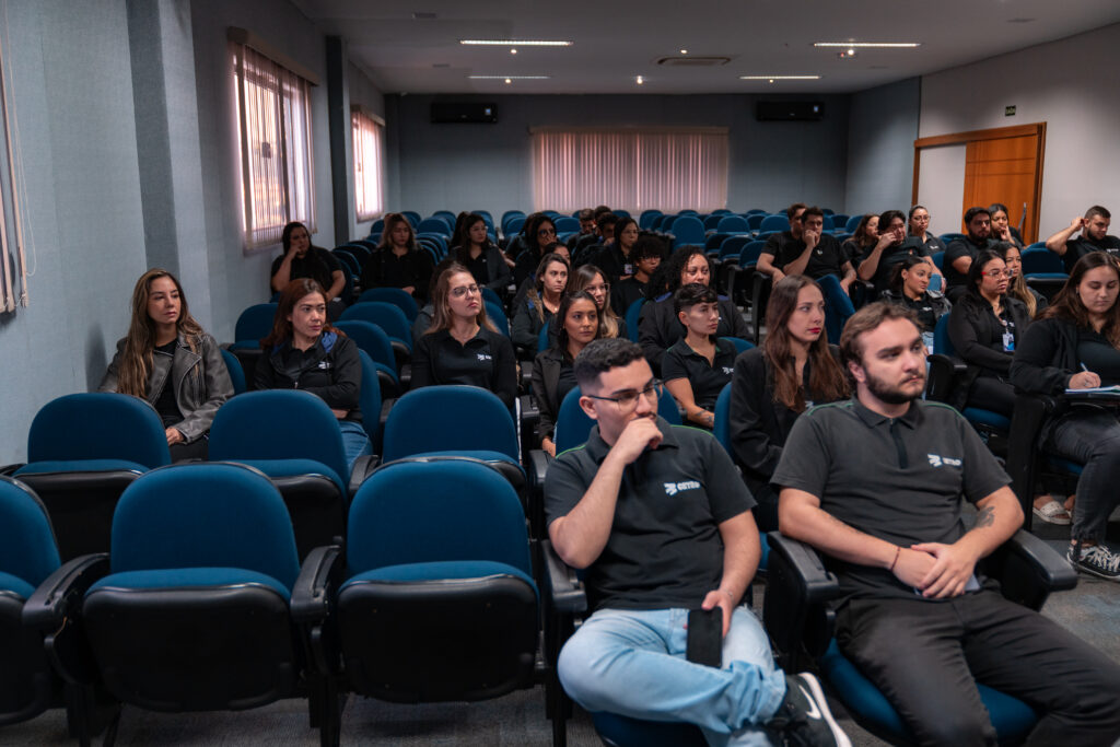 Fotografias dos colaboradores durante a palestra sobre combate ao assédio.