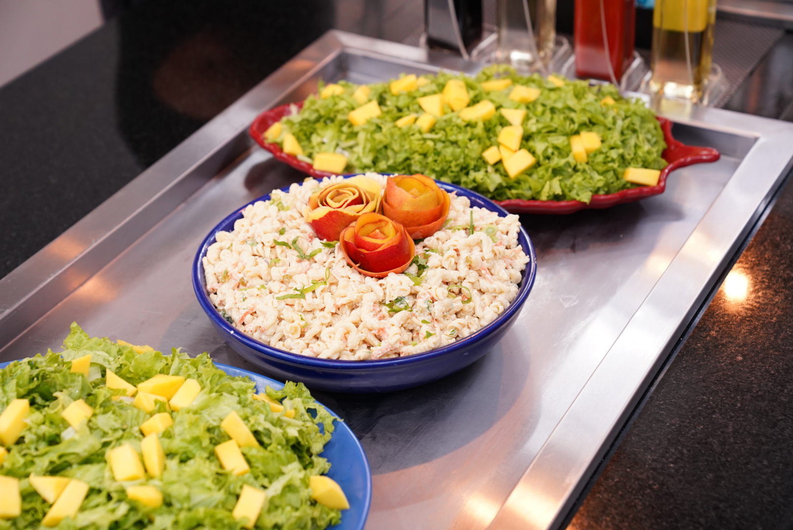 Fotografias dos pratos servidos aos colaboradores durante o almoço temático do Festival de Primavera.