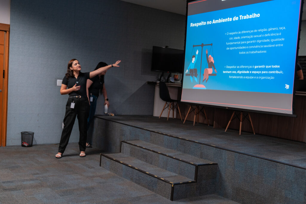 Fotografias dos colaboradores durante a palestra sobre combate ao assédio.