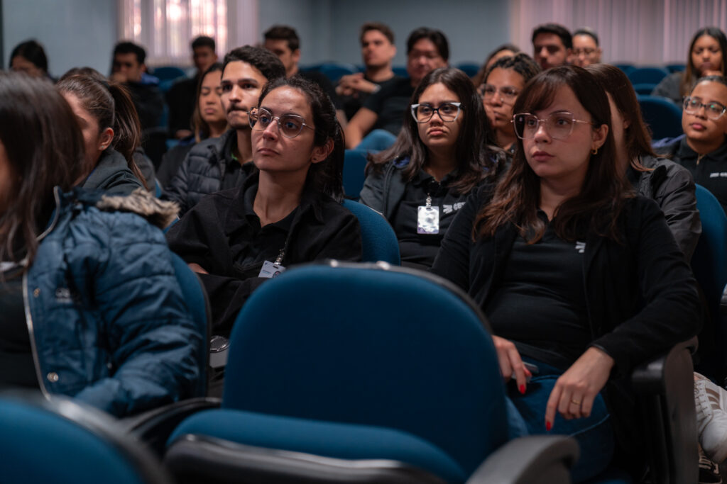 Fotografias dos colaboradores durante a palestra sobre combate ao assédio.