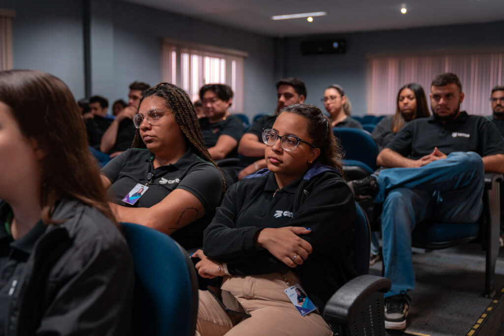 Fotografias dos colaboradores durante a palestra sobre combate ao assédio.