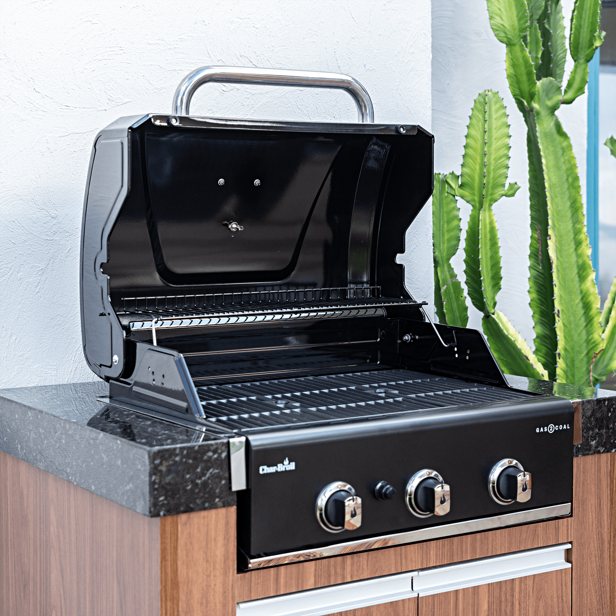 Fotografias de modelos de Churrasqueiras CharBroil e Broiler Grill e de carnes sendo preparadas na brasa, representando seu uso em hamburguerias.