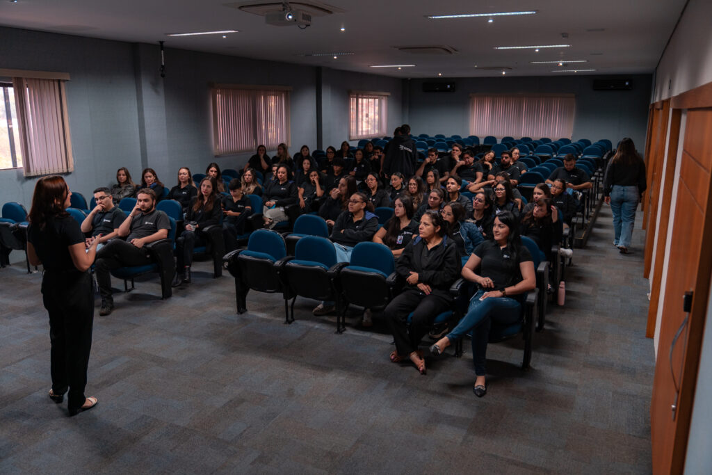 Fotografias dos colaboradores durante a palestra sobre combate ao assédio.