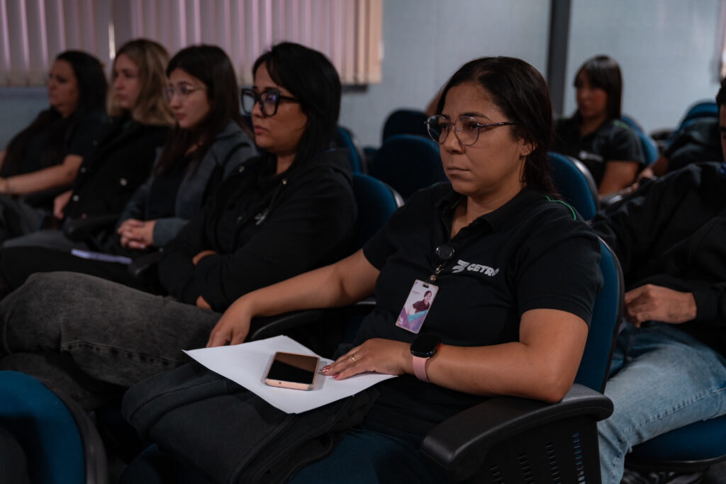 Fotografias dos colaboradores durante a palestra sobre combate ao assédio.