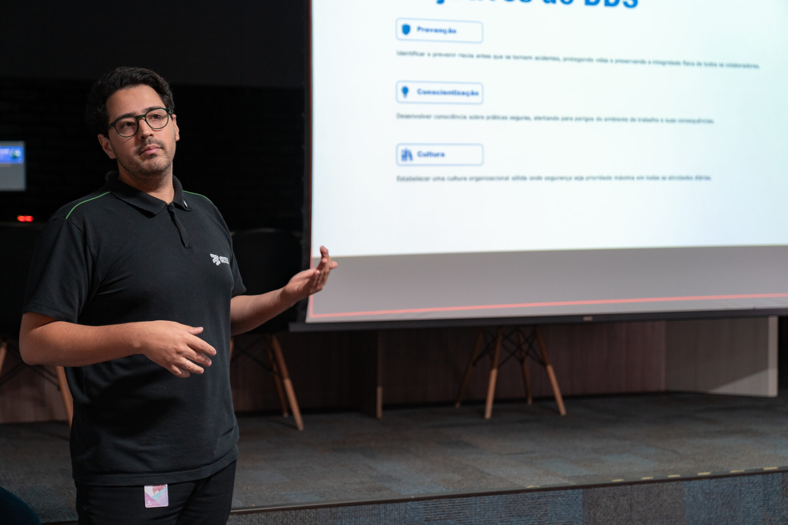 Fotografias de um membro da CIPA explicando sobre a temática da palestra.