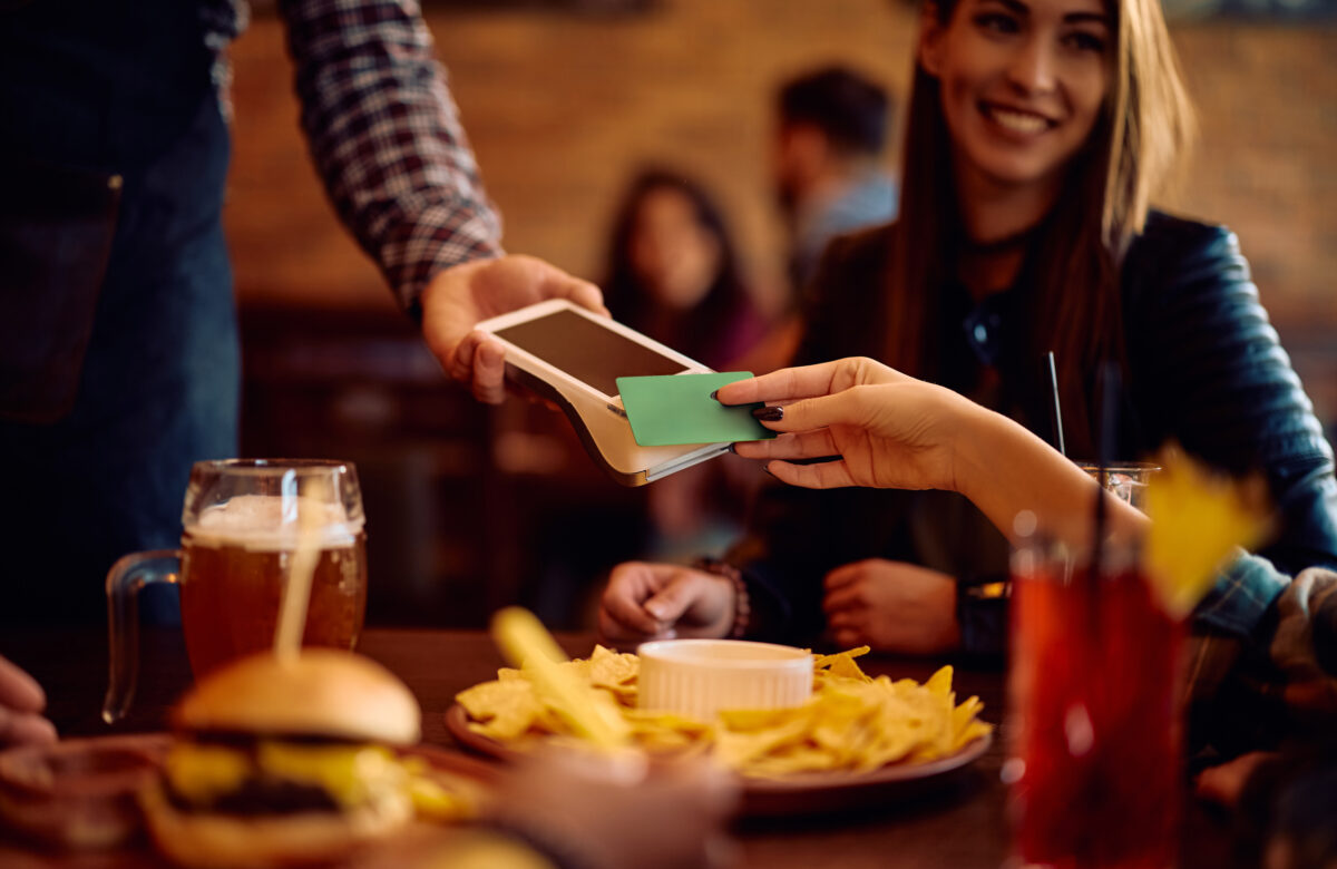 Gorjetas em restaurantes: como funcionam?