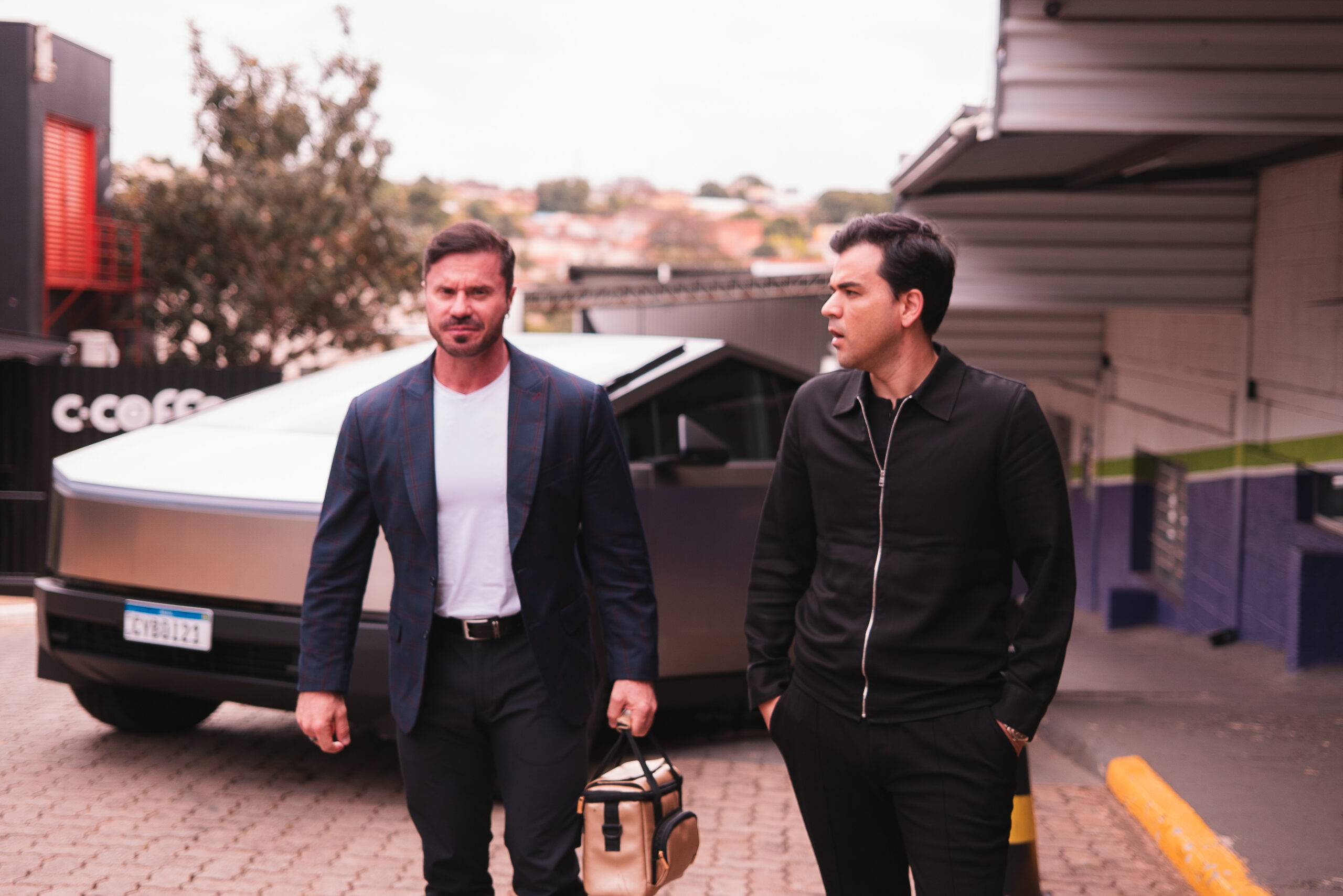 Fotografias do CEO da Cetro Léo Mello e de seus parceiros comerciais Felipe Titto, Renato Cariani e Júlio Balestrin conhecendo a Matriz em Bauru e a empresa American Factory.