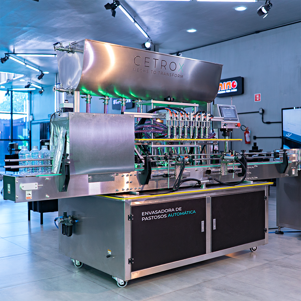 Imagens de uma Envasadora e uma Rotuladora Automática da Cetro, ilustrando as máquinas para linhas de produto em tamanho viagem.