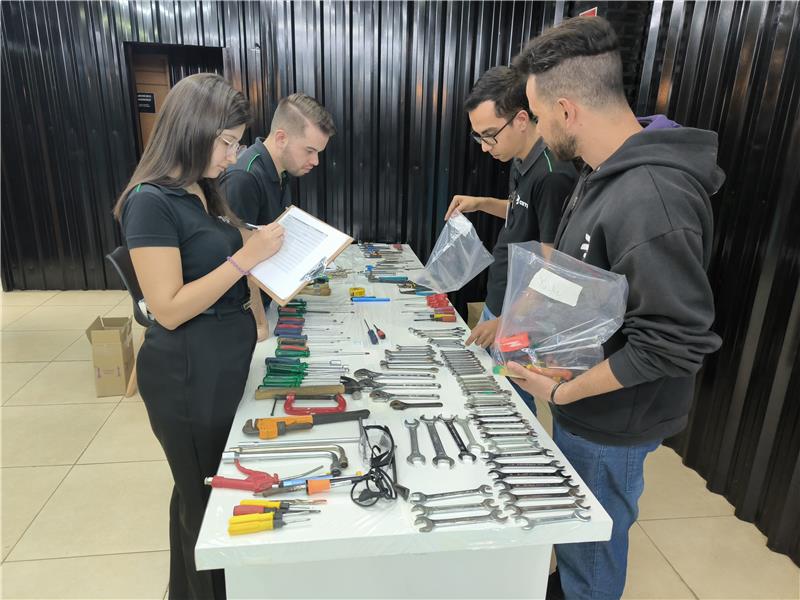 Fotografias dos colaboradores integrantes da Equipe 5S da CetroX organizando ferramentas.