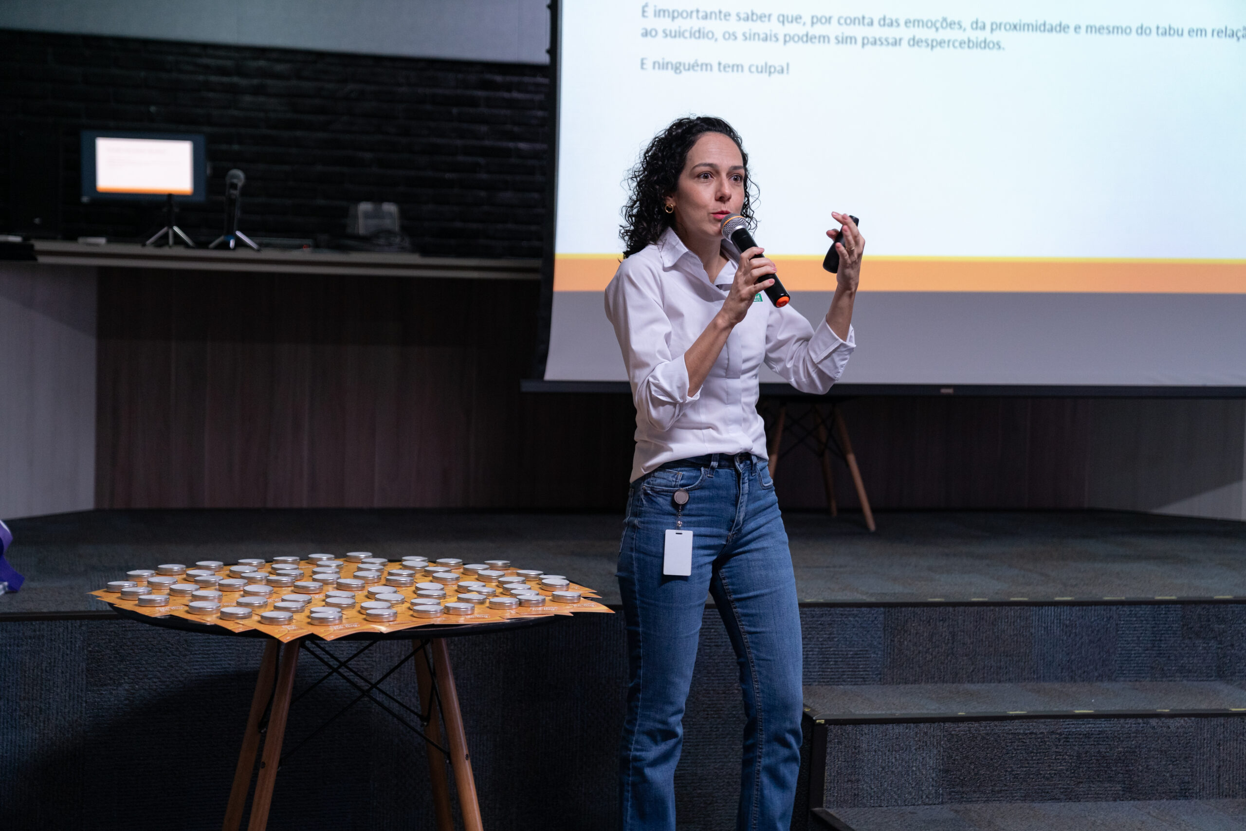 Fotografias da palestrante em frente a um telão no auditório da Cetro e dos colaboradores assistindo à Campanha Setembro Amarelo.