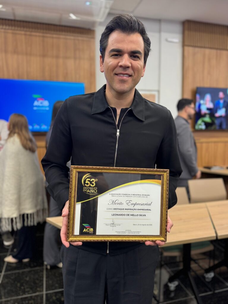 Fotografias do CEO da Cetro Léo Mello recebendo o prêmio da ACIB.