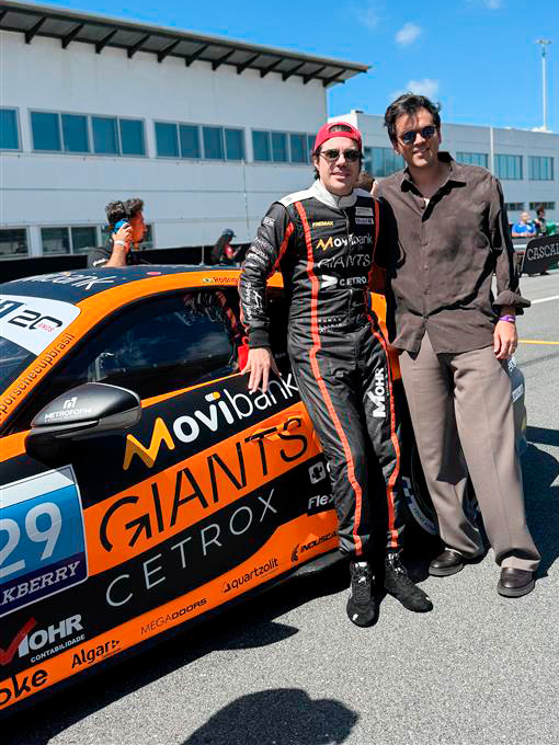 Fotografias do CEO da CetroX Léo Mello com o piloto Rodrigo Mello próximo ao carro do piloto na Porsche Cup.