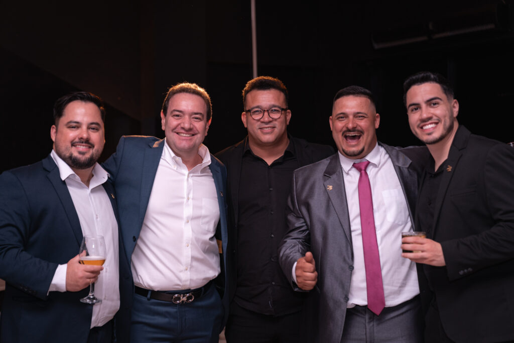 Fotografias da família de Léo Mello e dos colaboradores da Cetro e seus cônjuges no evento da ACIB.