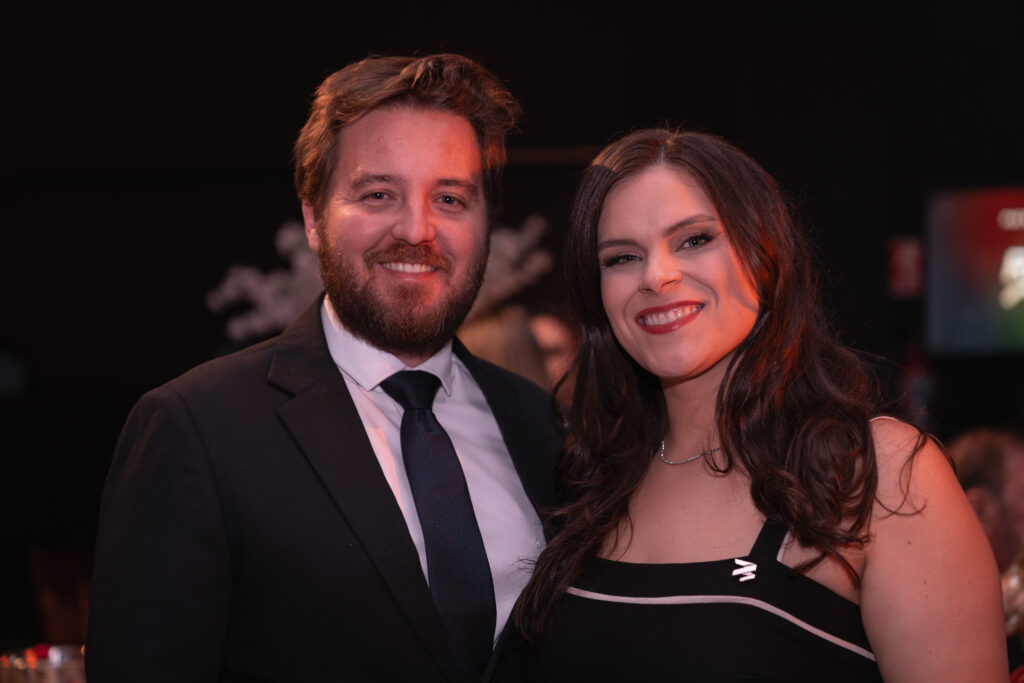 Fotografias da família de Léo Mello e dos colaboradores da Cetro e seus cônjuges no evento da ACIB.