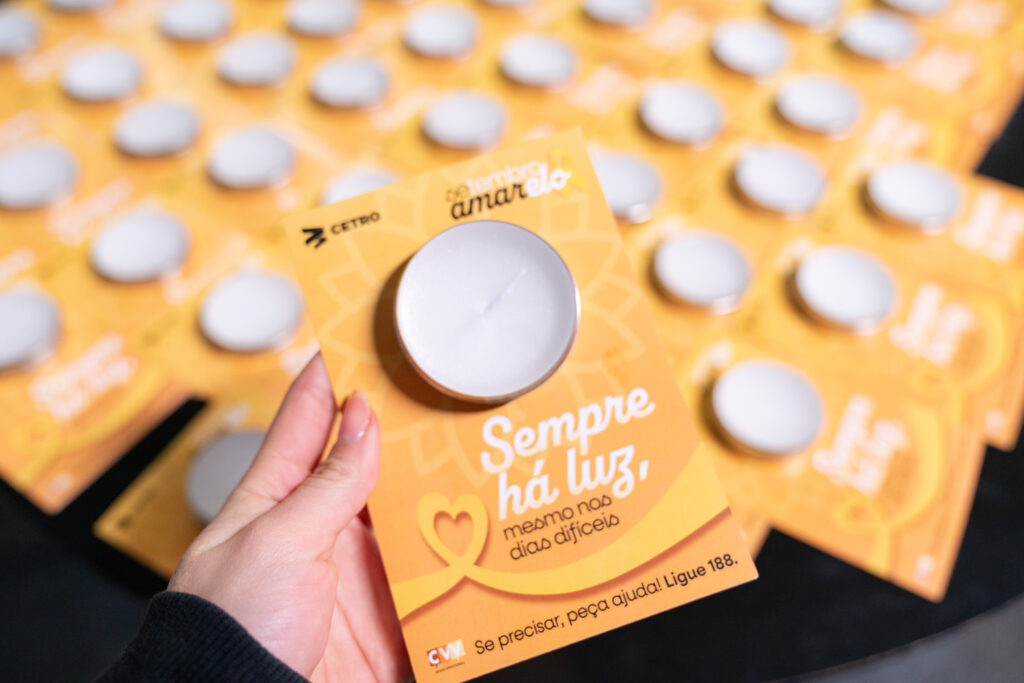 Fotografias dos balões amarelos da dinâmica da Campanha de Setembro Amarelo, de um colaborador estourando um balão e das velas aromáticas.