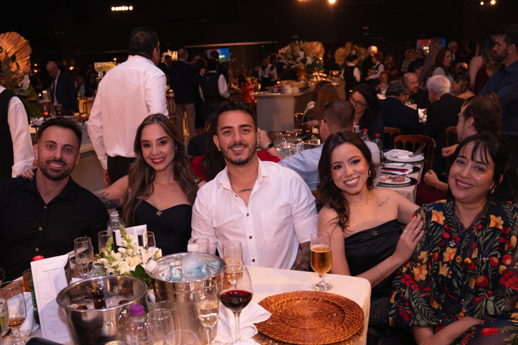 Fotografias da família de Léo Mello e dos colaboradores da Cetro e seus cônjuges no evento da ACIB.