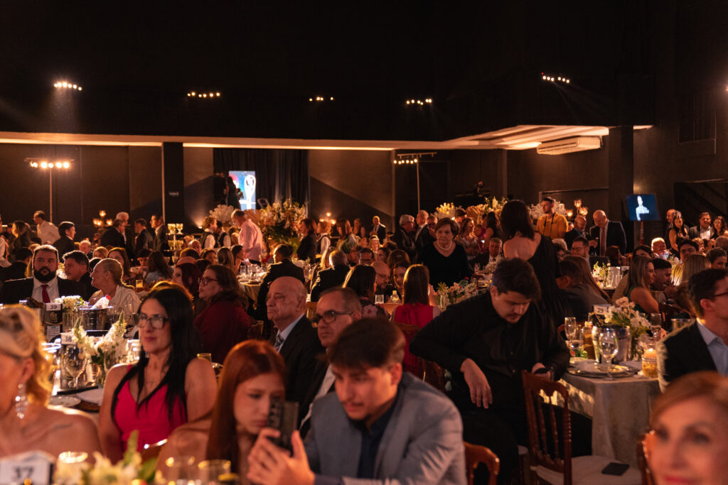 Fotografias da família de Léo Mello e dos colaboradores da Cetro e seus cônjuges no evento da ACIB.