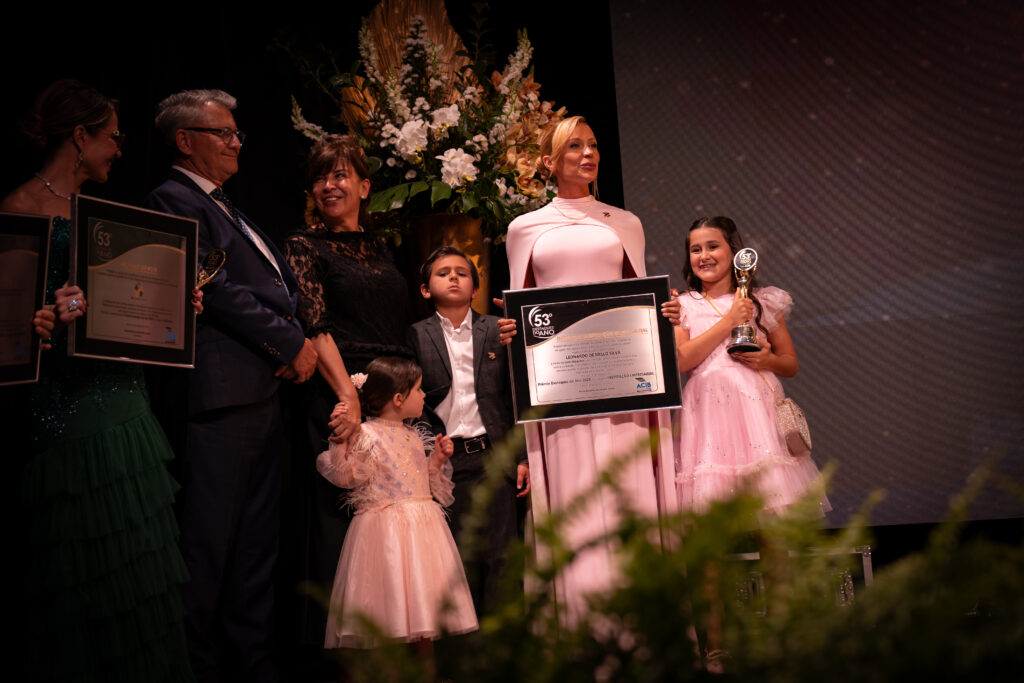 Fotografias da família de Léo Mello e dos colaboradores da Cetro e seus cônjuges no evento da ACIB.