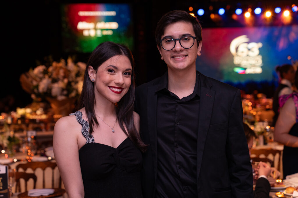 Fotografias da família de Léo Mello e dos colaboradores da Cetro e seus cônjuges no evento da ACIB.