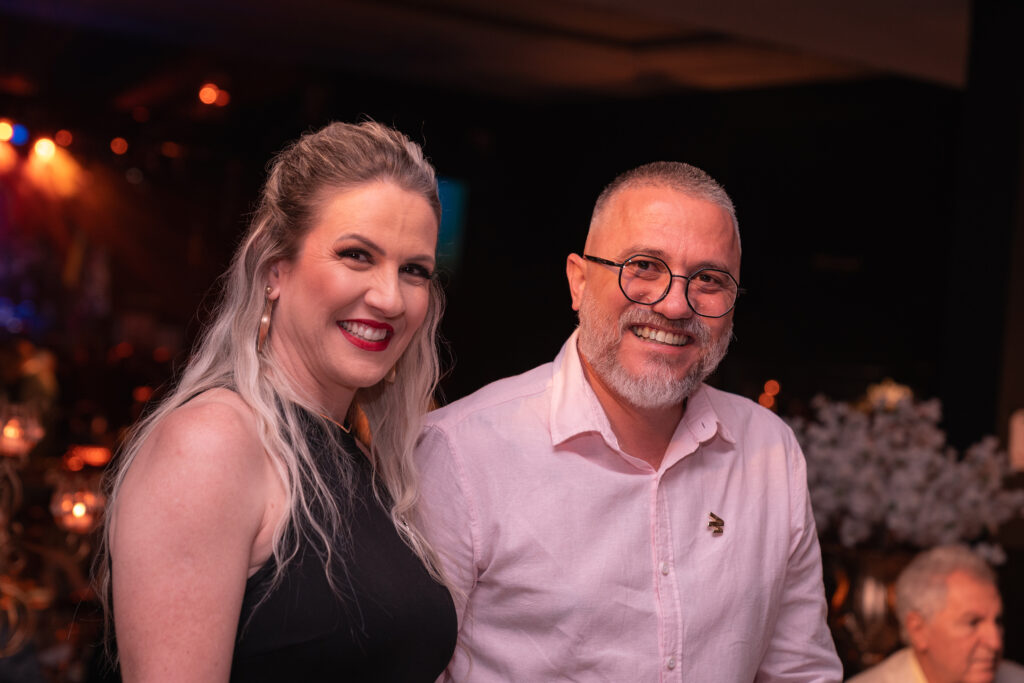 Fotografias da família de Léo Mello e dos colaboradores da Cetro e seus cônjuges no evento da ACIB.