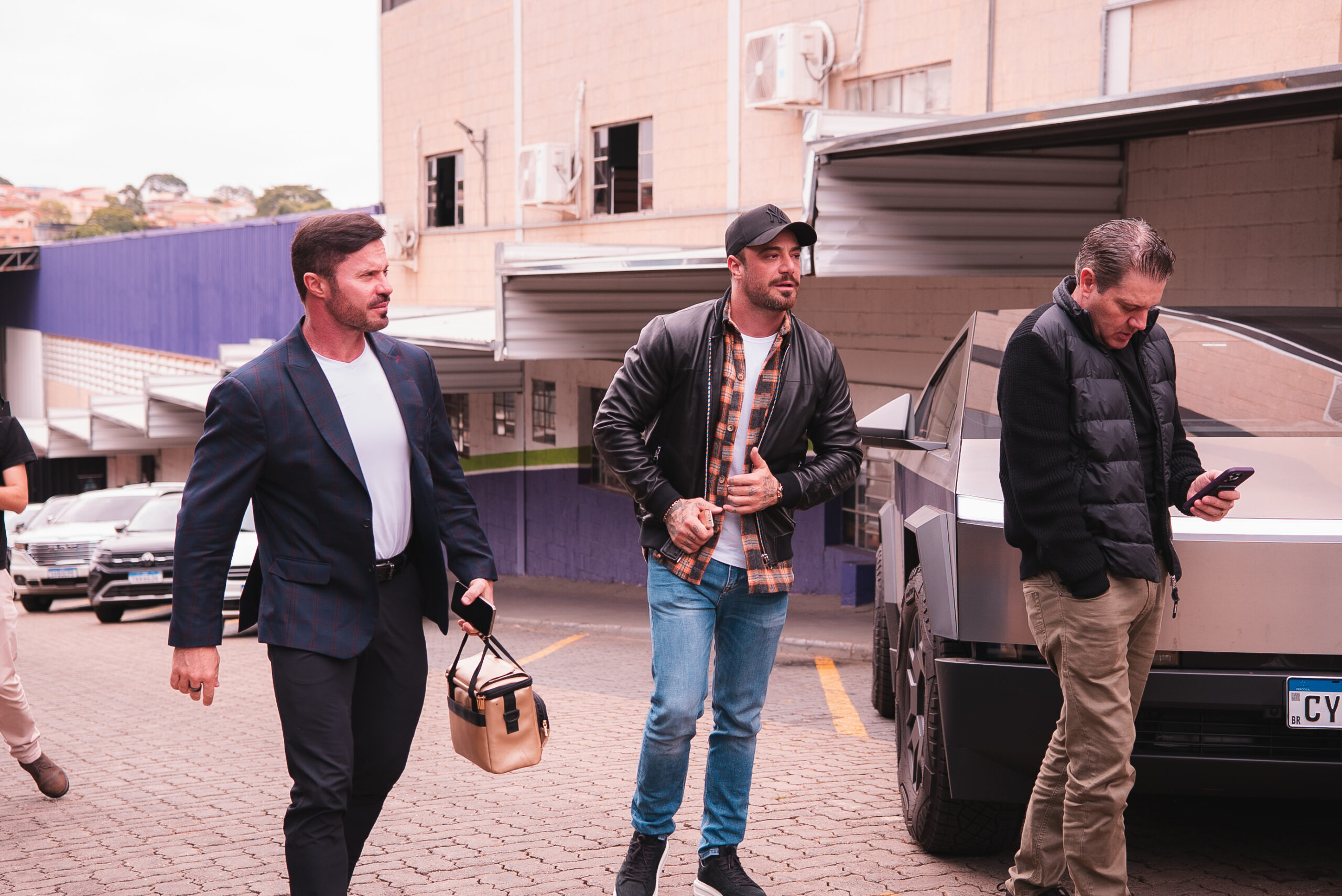Fotografias do CEO da Cetro Léo Mello e de seus parceiros comerciais Felipe Titto, Renato Cariani e Júlio Balestrin conhecendo a Matriz em Bauru e a empresa American Factory.