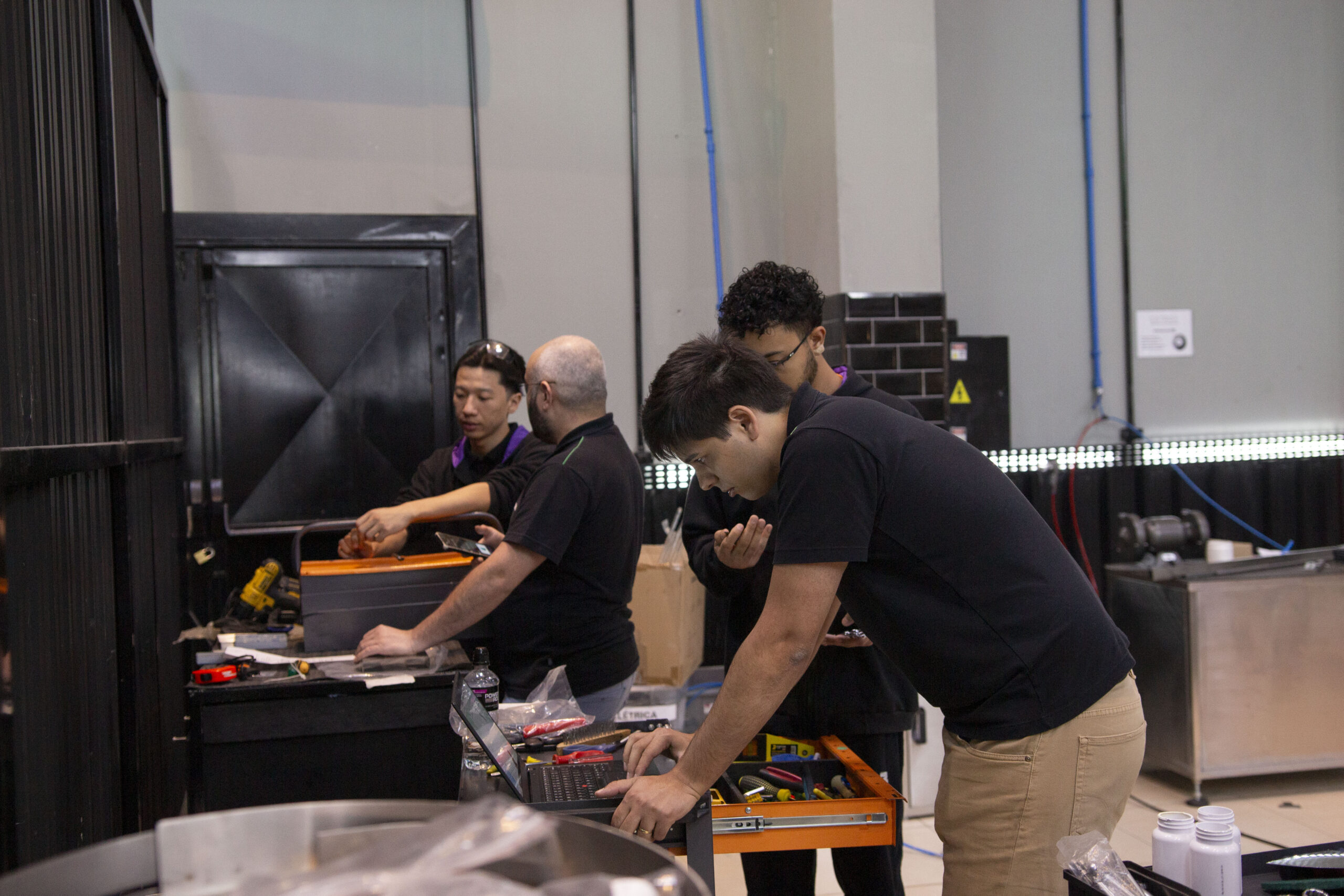 Fotografias dos colaboradores integrantes da Equipe 5S da CetroX organizando ferramentas.