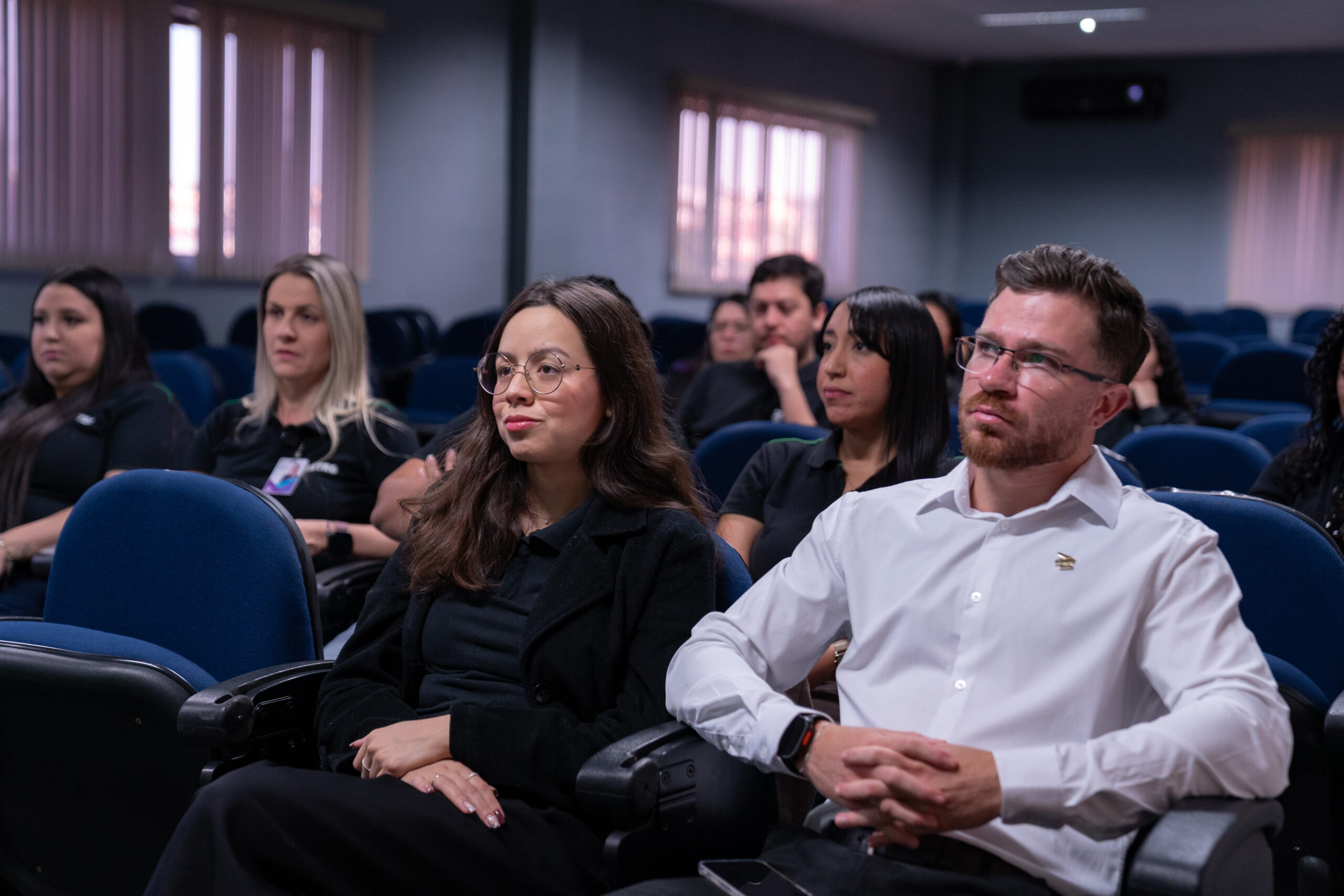 Fotografias da palestrante em frente a um telão no auditório da Cetro e dos colaboradores assistindo à Campanha Setembro Amarelo.