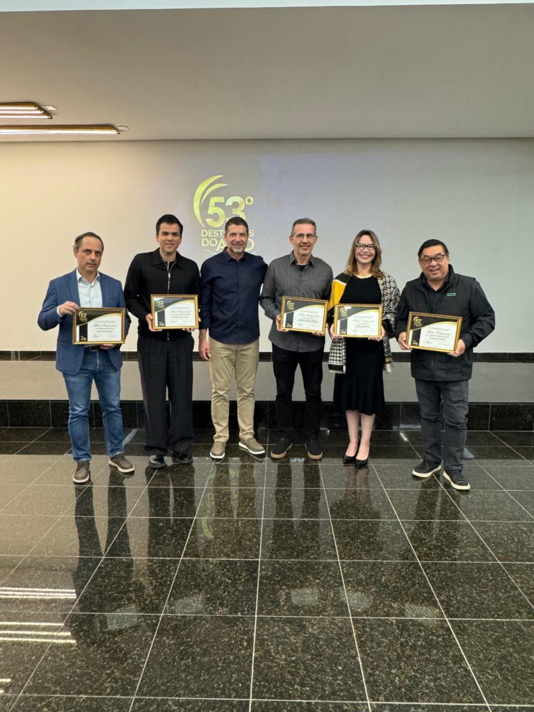 Fotografias do CEO da Cetro Léo Mello recebendo o prêmio da ACIB.