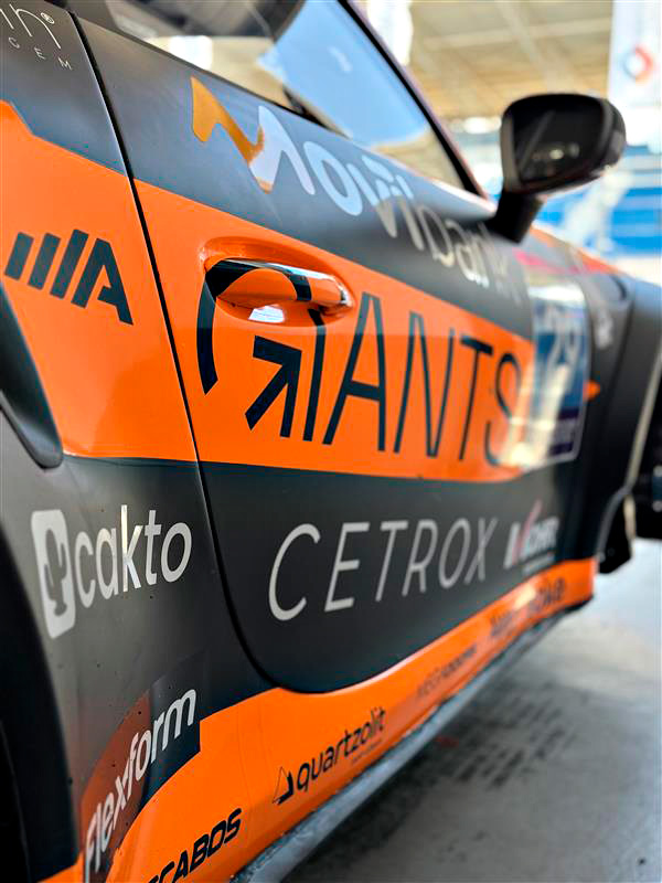 Fotografias do CEO da CetroX Léo Mello com o piloto Rodrigo Mello próximo ao carro do piloto na Porsche Cup.