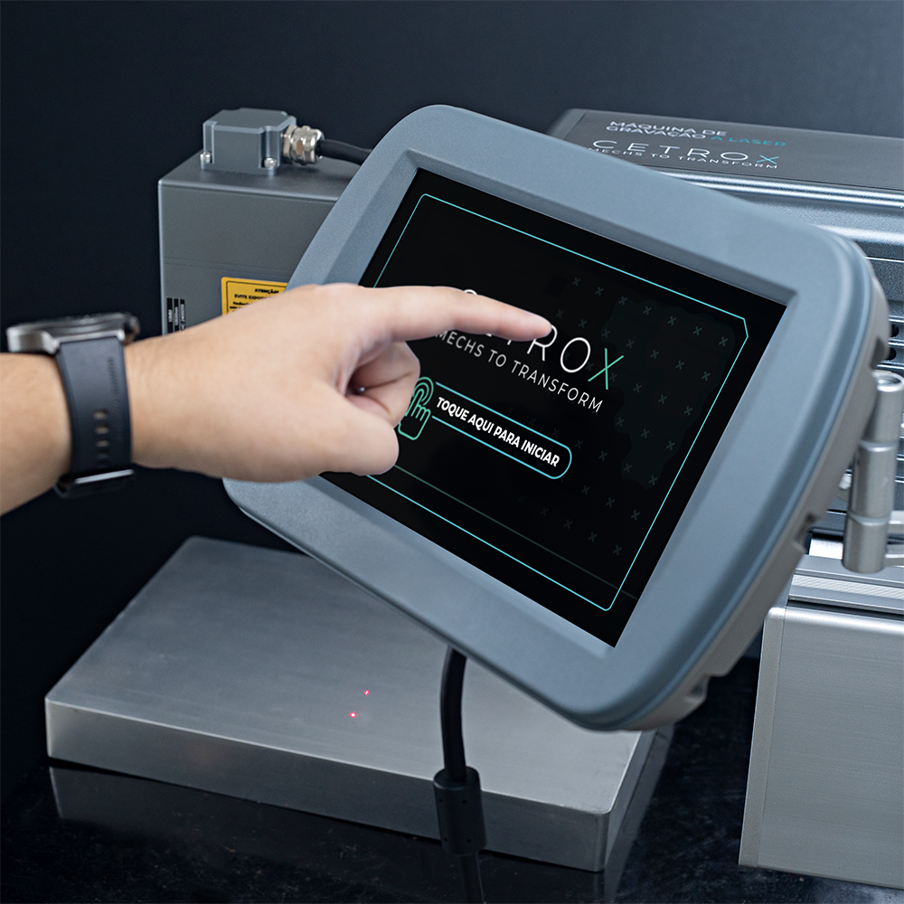 Fotografias da Máquina de Gravação a Laser CLMM 145 em operação.