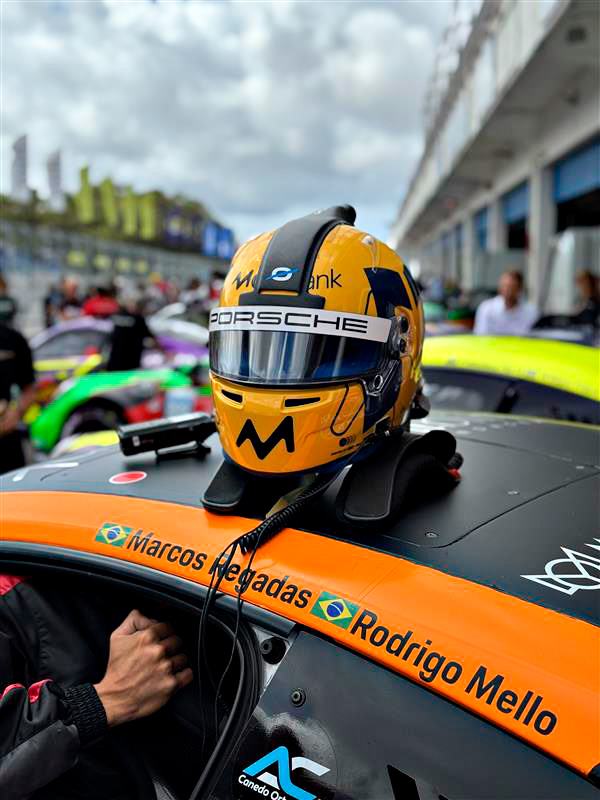 Fotografias do CEO da CetroX Léo Mello com o piloto Rodrigo Mello próximo ao carro do piloto na Porsche Cup.