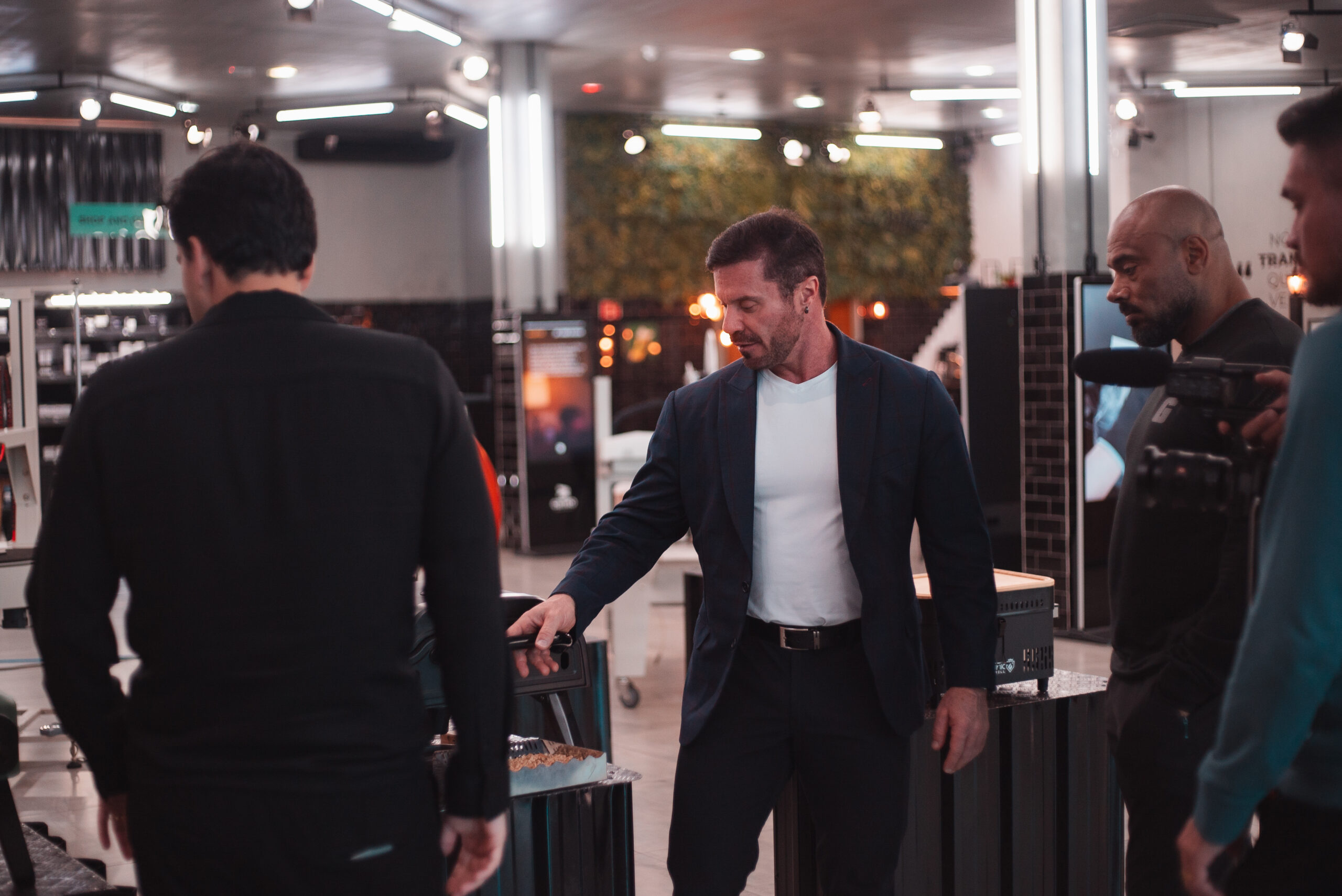 Fotografias do CEO da Cetro Léo Mello e de seus parceiros comerciais Felipe Titto, Renato Cariani e Júlio Balestrin conhecendo a Matriz em Bauru e a empresa American Factory.