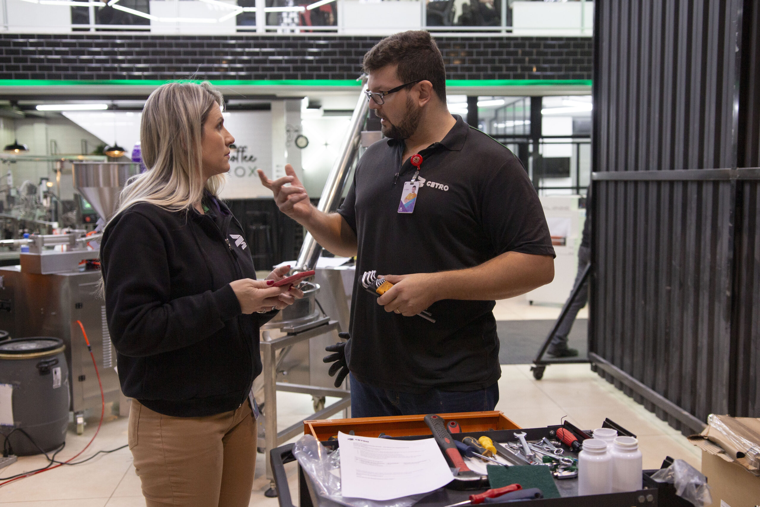 Fotografias dos colaboradores integrantes da Equipe 5S da CetroX organizando ferramentas.