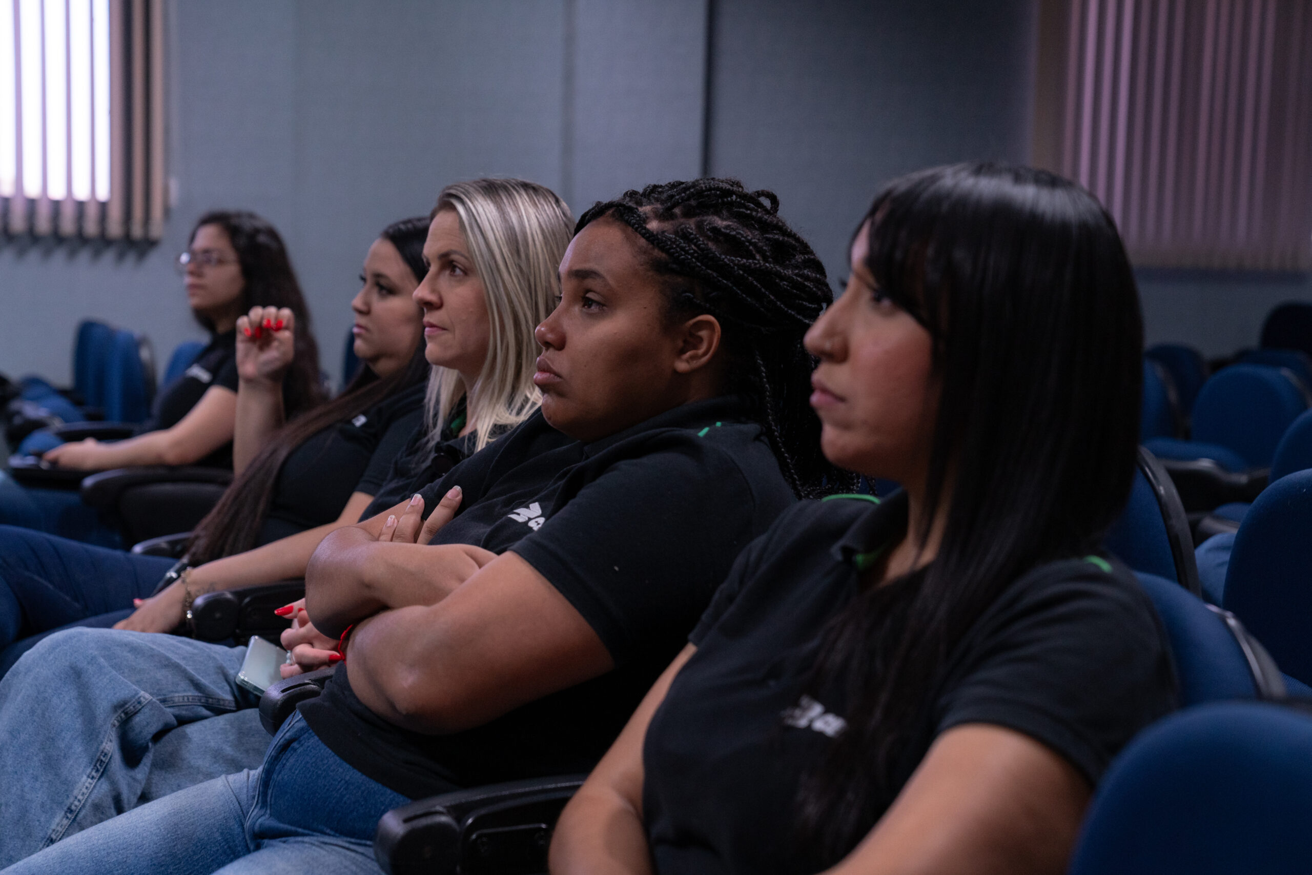 Fotografias da palestrante em frente a um telão no auditório da Cetro e dos colaboradores assistindo à Campanha Setembro Amarelo.