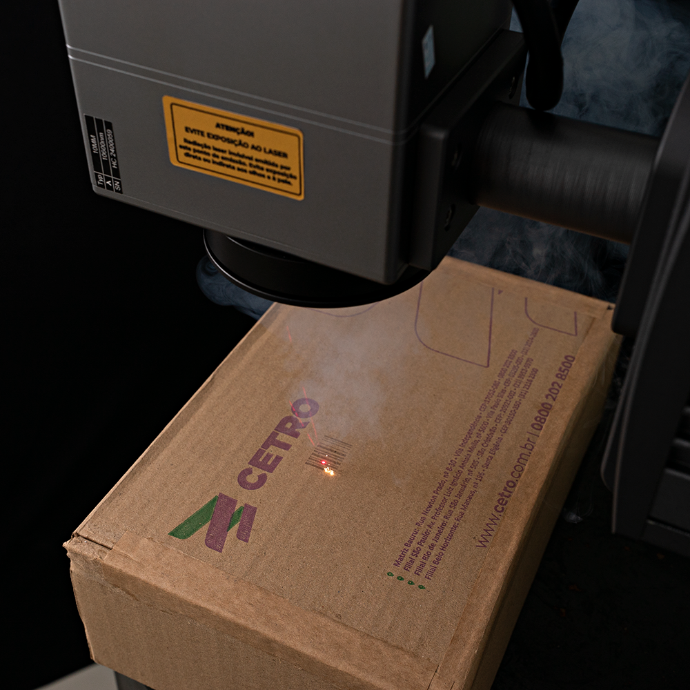 Fotografias da Máquina de Gravação a Laser CLMM 145 em operação.