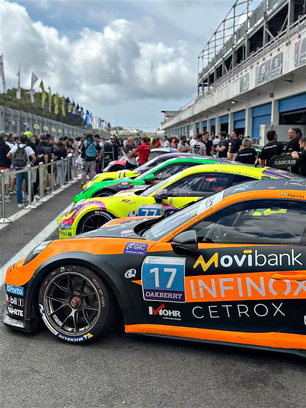 Fotografias do CEO da CetroX Léo Mello com o piloto Rodrigo Mello próximo ao carro do piloto na Porsche Cup.
