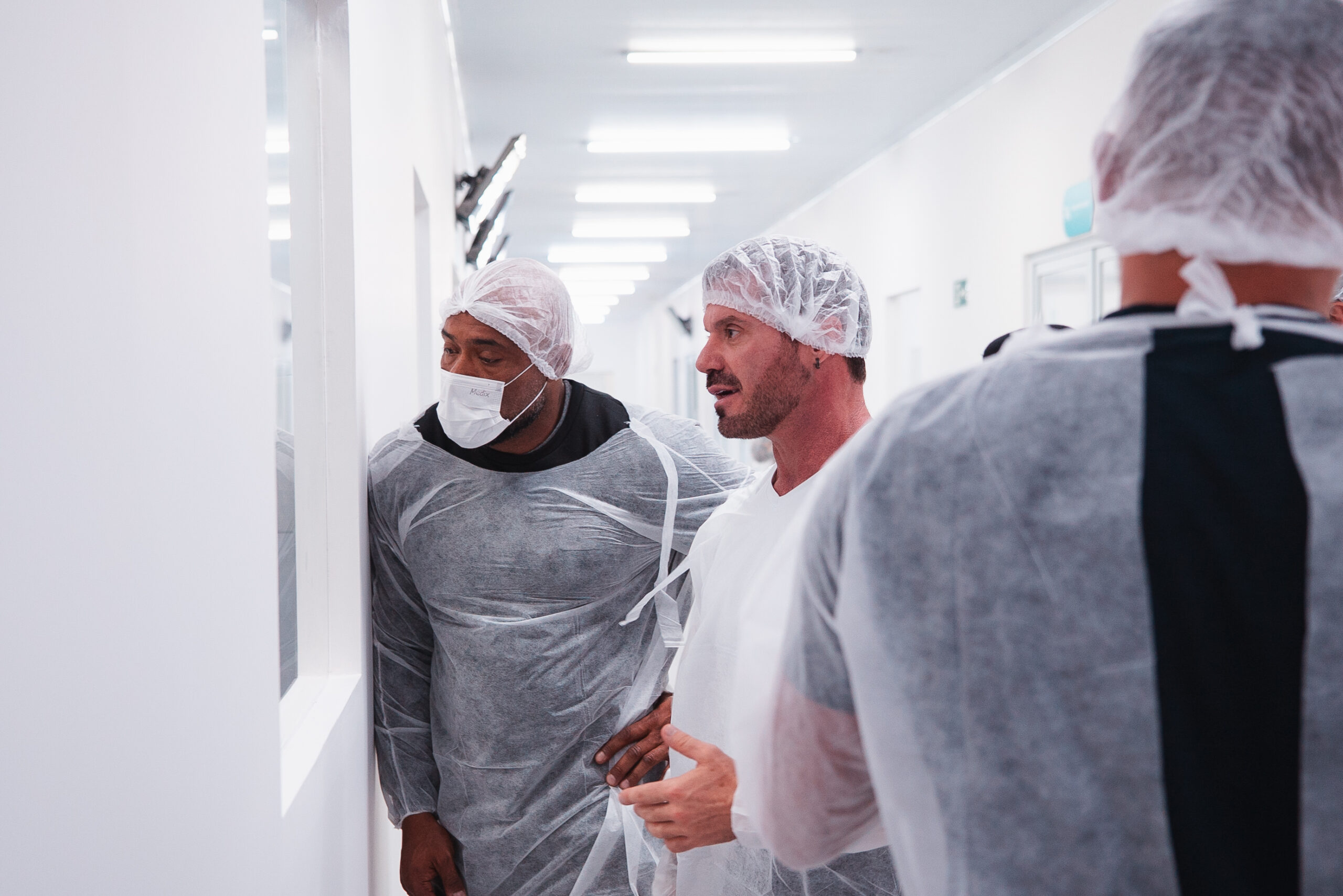 Fotografias do CEO da Cetro Léo Mello e de seus parceiros comerciais Felipe Titto, Renato Cariani e Júlio Balestrin conhecendo a Matriz em Bauru e a empresa American Factory.