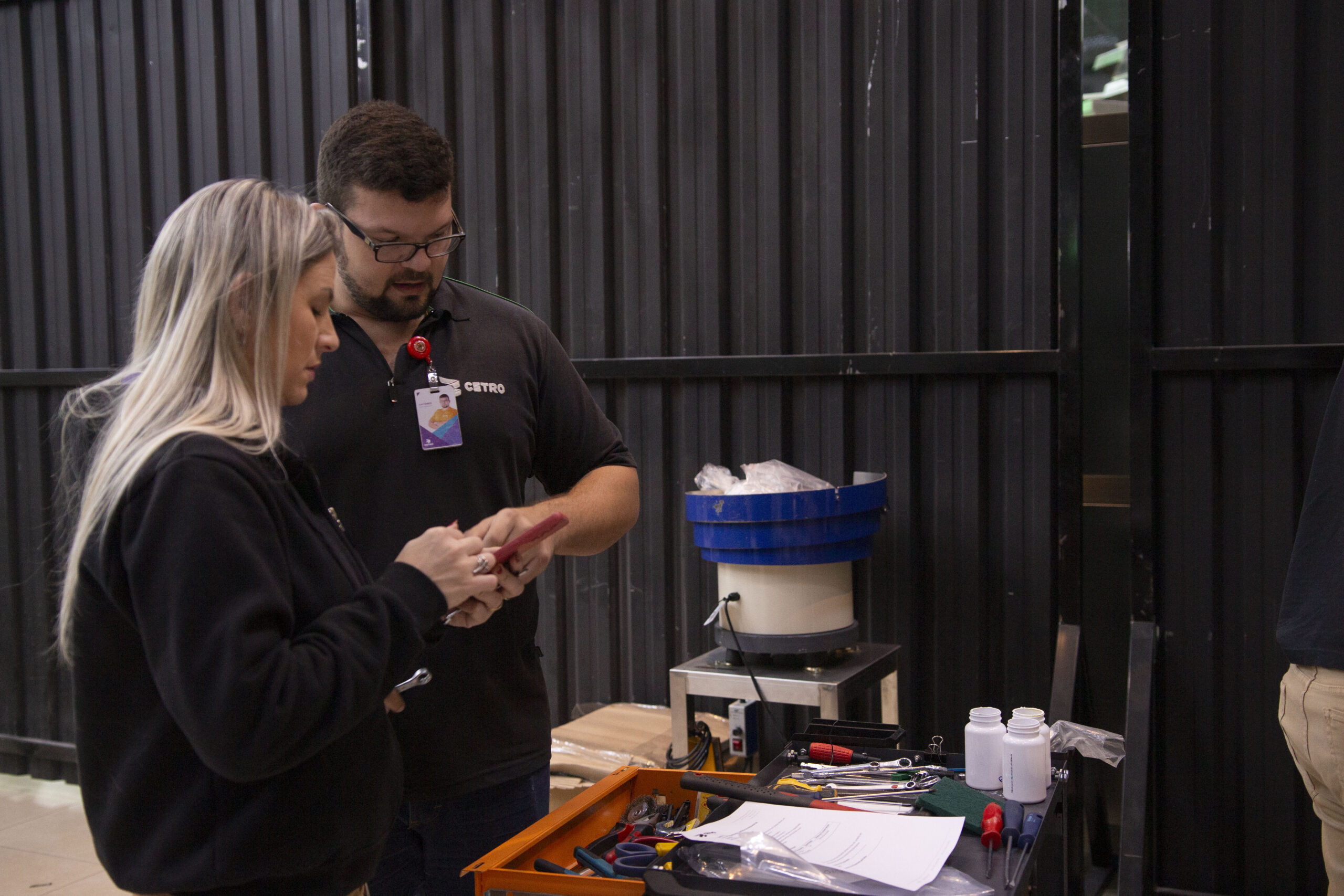 Fotografias dos colaboradores integrantes da Equipe 5S da CetroX organizando ferramentas.