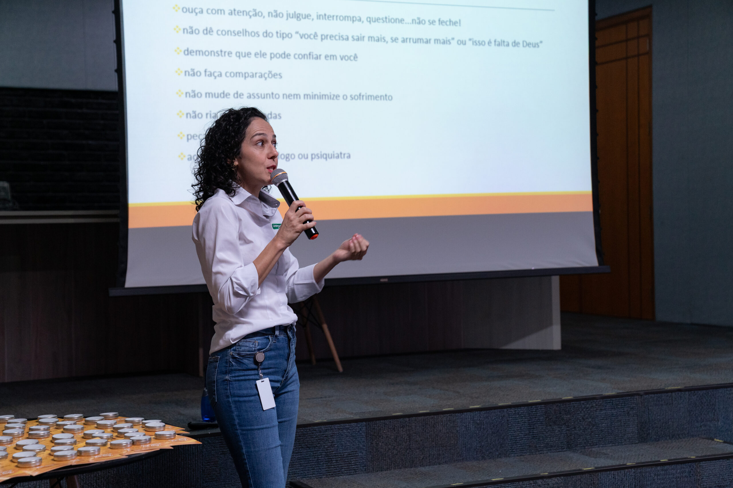 Fotografias da palestrante em frente a um telão no auditório da Cetro e dos colaboradores assistindo à Campanha Setembro Amarelo.